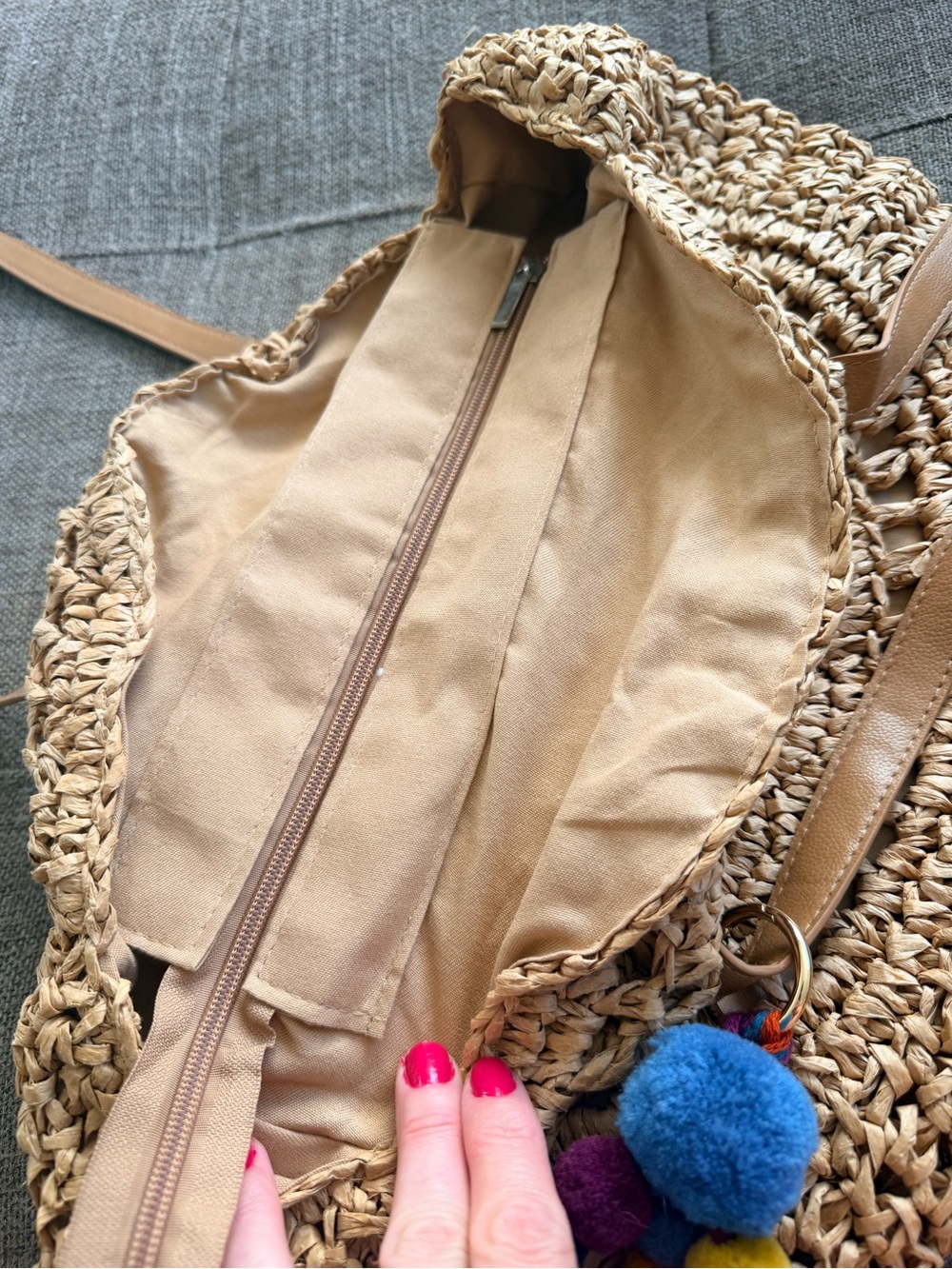 Woven Straw Bag with Pom Pom 🏖️ - Picture 4 of 4